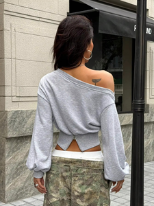Sudadera de mujer con cuello asimétrico, estilo crop holgado, personalizada, con hombros descubiertos, ajuste suelto, brillante, con dobladillo acanalado, tipo jersey. - Product Image 4