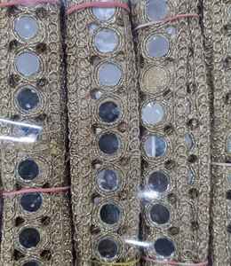 Bordure en dentelle miroir élégante, idéale pour les travaux manuels, la création de mode et les tenues de créateurs. - Product Image 1