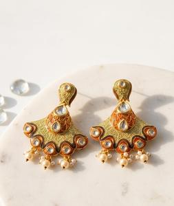 Boucles d'oreilles ethniques plaquées or en forme de fleur avec cristaux et perles d'imitation pour femmes, bijoux de mariage - Product Image 6