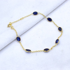 Bracelet en argent sterling 925 plaqué or avec saphir bleu naturel ovale serti clos, collection Memoria Jewels, vente en gros - Product Image 3