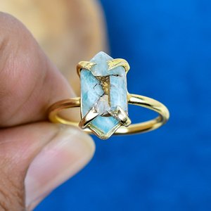 แหวนรูปหกเหลี่ยมประดับพลอยอะมาโซไนต์สีน้ำเงินธรรมชาติ ชุบทอง 18k บนเงินแท้ 925 - Product Image 2