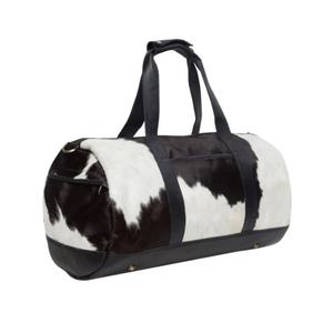 Sac de voyage en cuir de vache personnalisé de grande taille avec motif de poils de vache à la mode, fermeture à glissière et logo personnalisé pour hommes - Product Image 3