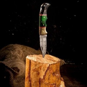 Cuchillo Plegable de Acero de Damasco con Hoja de Punta Caída, Mango Verde y Negro, Empuñadura de Latón, Cuchillo de Camping de 7 Pulgadas de Largo Total - Product Image 1