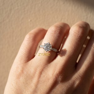 Anillo de Compromiso de Oro de 14K con Diamante Cultivado en Laboratorio de Corte Redondo, Anillo de Boda Solitario de Seis Puntas con Piedra Lateral para Mujer, Anillo de Lujo - Product Image 1