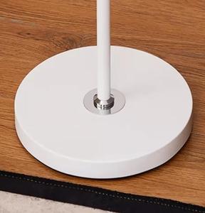 Lámpara de pie minimalista con pantalla de papel blanco, base de madera y diseño de cuello flexible - Product Image 3
