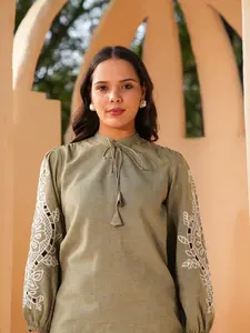 Blusa Bordada en Verde Oliva con Mangas Largas para Vacaciones, Viajes y Estilo Resort, Disponible a un Precio Competitivo - Product Image 3