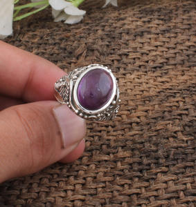 Bague en Améthyste Naturelle Argent Sterling 925 Pierre de Naissance de Février Bijou en Pierre Précieuse Violet Profond Coupe Brillante Classique Sertissage Clos - Product Image 1