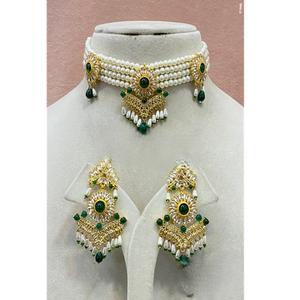 Superbe ensemble collier et boucles d'oreilles en plaqué or avec perles et pierres Kundan, idéal pour mariages et soirées, collection pour femme - Product Image 2