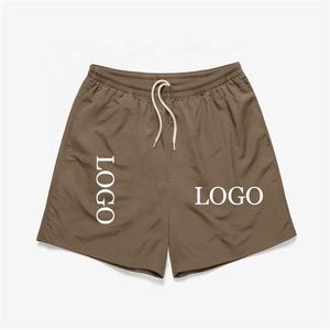 Short en nylon surdimensionné pour hommes de 7 pouces avec taille élastique Logo personnalisé Motif solide Style décontracté Mode Street Wear Pantalon vierge - Product Image 1