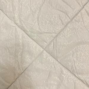 Couverture lestée respirante imprimée MIT, anti-bactérienne, avec thermostat intelligent, design moderne et épuré pour hôtels et tous usages. - Product Image 3