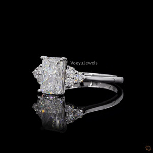 Anillo de compromiso de oro macizo de 10K, 14K, 18K o plata 925, 935 con diamante radiante cultivado en laboratorio certificado por IGI y diamantes laterales clásicos. - Product Image 4