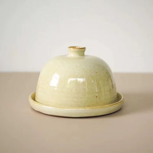 Boîte à beurre minimaliste en forme de dôme avec couvercle à poignée, plat de service profond, finition émaillée lisse, élégante boîte à beurre de cuisine - Product Image 1