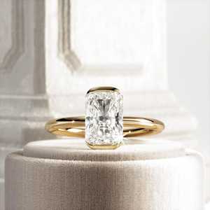 Anillo de Compromiso con Diamante Cultivado en Laboratorio de 2 Quilates, Corte Radiante Alargado, E VVS2, Oro Amarillo de 14k, Certificado IGI - Product Image 1