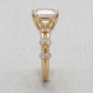 Bague de fiançailles classique pour femme en or jaune 18 carats, diamant de laboratoire taille coussin style « Old Mine » avec pierres latérales, certifiée IGI - Product Image 2