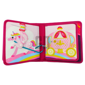 Livre sensoriel interactif en feutre pour petite princesse - Product Image 2