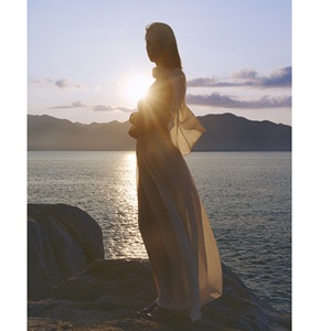 Blouses élégantes pour femmes à faible MOQ, ODM OBSIDIAN FLOW CAPE, Blouse soyeuse élégante en triacétate coréen de qualité supérieure pour l'été et le printemps, ODM - Product Image 3