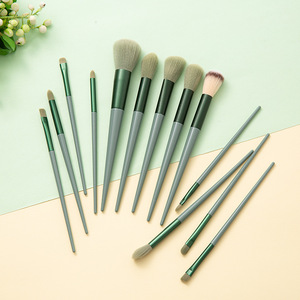 Juego de 13 Brochas de Maquillaje con Mango de Plástico Verde, Brochas Planas de Nailon para Ojos con Bolsa - Product Image 5