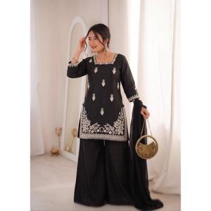NOUVEAU DESIGNER ROMAN SILK TOP PALAZZO ET DUPATTA EN SOIE ROMAINE AVEC TRAVAIL GONFLEÉ ET GÉLÉNOUCHÉ - Product Image 1