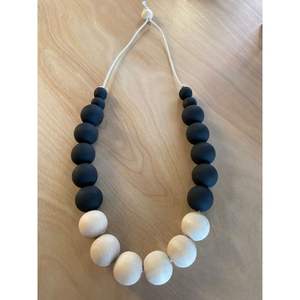 Collier en résine cristalline et en bois pour un usage quotidien - Product Image 4