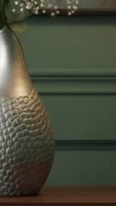 Moderno Florero de Metal Plateado Texturizado con Flores Artificiales de Lirio Blanco para Decoración del Hogar, Centro de Mesa Elegante para Sala de Estar - Product Image 6