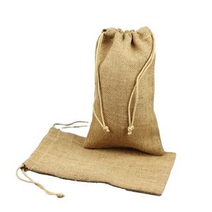 Vente en gros de sacs à cordon en toile de jute avec logo personnalisé Emballage de cadeau de fête de mariage en jute uni pour le vin en stock - Product Image 4