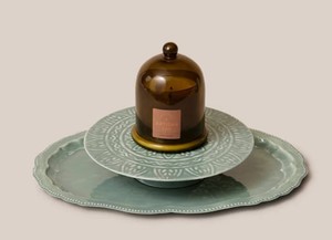 Fabricada con delicados motivos ornamentales, esta bandeja decorativa de metal puede ser utilizada para servir té, café, postres, bocadillos y frutas. - Product Image 5