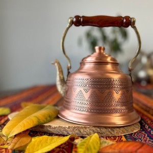 Théière en cuivre design, finition mate avec poignée, aspect vintage fait main, pour chauffer l'eau en cuisine et comme article cadeau - Product Image 1