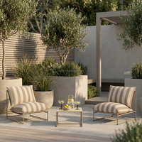 Ensemble de canapés de jardin minimaliste avec coussins rayés beiges, structure en aluminium, design durable, canapés une place et table basse