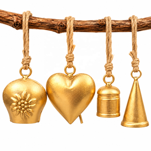 Colección de Campanas Navideñas de Hierro Fundido con un Motivo de Rayos de Sol en Relieve, Perfil en Forma de Corazón y Elegantes Colgantes Cónicos - Product Image 1