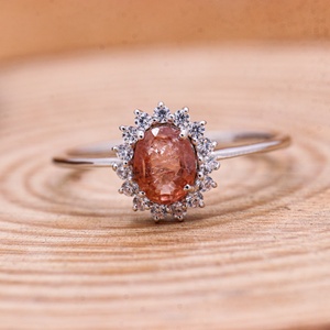Anillo de Plata de Ley 925 con Turmalina Ovalada Natural y Halo de Circonitas, Joyería Memoria, Venta al Por Mayor - Product Image 1