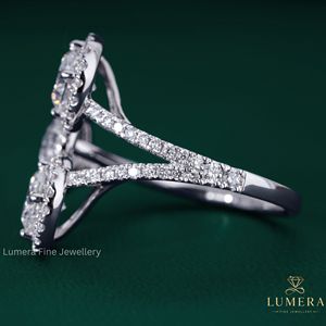 Bague de fiançailles premium en diamant de laboratoire poire, avec double halo de pierres latérales rondes, sertissage pavé incurvé à branches séparées, bijou de déclaration - Product Image 3