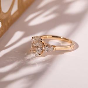 Anillo de Oro Blanco Sólido de 14K con Diamante Cultivado en Laboratorio de Corte Ovalado de 3 Quilates, Certificado por IGI, para Mujer, Lujoso Anillo de Tres Piedras con Diamante Lateral en Forma de Pera - Product Image 5