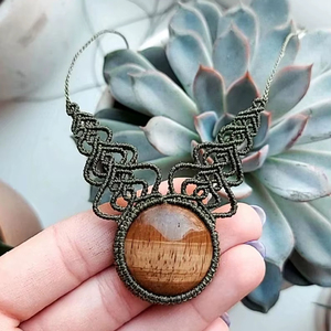 Collar de Macramé Hecho a Mano con Madera Petrificada y Ojo de Tigre, Gema Ovalada Marrón, Cordón Verde, Joyería Boho Curativa, Venta al Por Mayor - Product Image 1