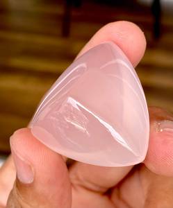 Cuarzo rosa de alta calidad en forma de triángulo, cabujón, piedra suelta para la fabricación de joyas. - Product Image 3