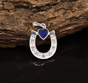 Pendentif unisexe en argent 925 avec serti en forme de cœur de 5 mm en lapis-lazuli, design fer à cheval, pavé de zirconiums cubiques, best-seller. - Product Image 5