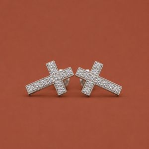 Boucles d'oreilles élégantes en argent sterling avec croix en diamant, cadeau chrétien pour elle - Product Image 1