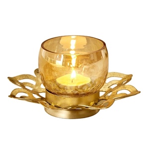 Portavelas de lujo romántico con acento para el hogar con acabado de vidrio en tonos dorados, diseño de pétalo brillante ámbar hecho de metal - Product Image 1