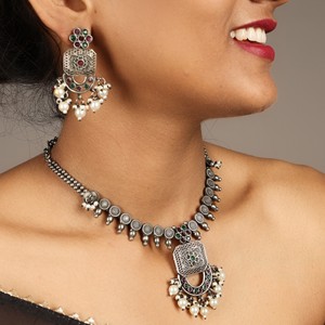 Conjunto de Collar y Pendientes de Novia Estilo Bohemio Vintage, Joyería de Latón con Ónix, Regalo para Boda, Aniversario o Compromiso - Product Image 4