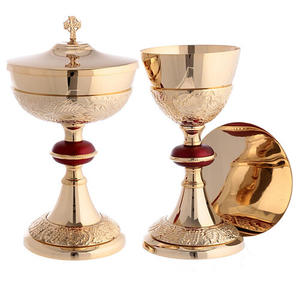Calice et ciboire magnifiques en laiton couleur or, également personnalisables avec un design gravé. Le calice est fait main en laiton de haute qualité pour l'église. - Product Image 3