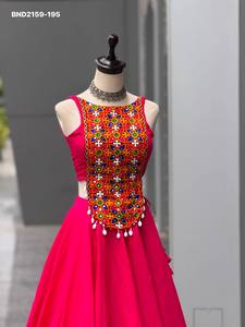 Lehenga de seda romana de diseñador con bordado Kali y estilo acampanado, y blusa estilo corsé con borde Kodi y bordado, lista para usar. Proveedor de la India. - Product Image 6