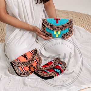 Nouveau portefeuille occidental élégant pochette en cuir usiné aztèque véritable sac à main d'outillage Vintage fait à la main pochette en cuir matelassé aztèque Unique - Product Image 3