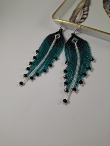 Boucles d'oreilles artisanales perlées, tendance, bleu sarcelle, noir, argent, à franges, pendantes, bijoux de déclaration - Product Image 5