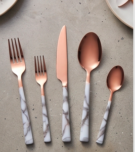 Juego de Cubiertos Modernos con Acabado en Cobre y Mango de Mármol, Aptos para Lavavajillas, Cubertería para Mesa de Boda, Juego de 4 Piezas - Product Image 5