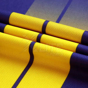 Uniforme de fútbol ligero y duradero hecho de poliéster y tela de malla, adecuado para partidos competitivos y práctica diaria. - Product Image 5