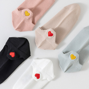 Chaussettes courtes en coton respirant pour femmes avec broderie couronne dorée, couleur unie, invisibles, pour usage quotidien - Product Image 5