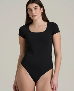 จั๊มสูทโยคะคอเหลี่ยมแขนสั้นสีดำพรีเมียมสำหรับผู้หญิง พร้อมโลโก้สั่งทำพิเศษ แขนทรงบาน เอวสูง ระบายอากาศได้ดี ผลิตจากผ้าสแปนเด็กซ์/โพลีเอสเตอร์ เนื้อผ้านุ่ม - Product Image 1