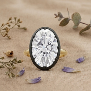 แหวนหมั้นทองคำขาว 14K ทรงวงรีประดับมอสซาไนต์สามเม็ด ตัวเรือนแบบหนามเตย ประดับด้วยวงแหวนซ่อนรอบวง ดีไซน์หรูหราสำหรับเจ้าสาว - Product Image 1