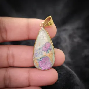 Pendentif en laiton avec rubis naturel et fuchsite, vente en gros, bijoux faits à la main avec pierres précieuses - Product Image 1