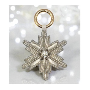 Breloque de sac flocon de neige blanc scintillant perlé, porte-clés à broderie main, à accrocher aux clés ou au sac, cadeau pour elle - Product Image 1