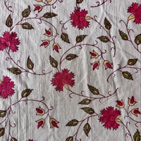 Tissu en coton imprimé à la main avec motif floral et bordure contrastée